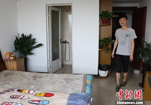 8月9日，台州玉环一名小伙展示自己通过当地租房平台找到的房子。<a target='_blank' href='http://www.chinanews.com/'>中新社</a>记者 王刚 摄