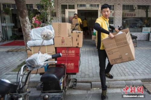 2016年7月，南京一名快递员在高温天气送货。<a target='_blank' href='http://www.chinanews.com/'>中新社</a>记者 泱波 摄