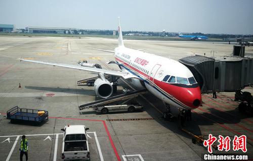 资料图：停机坪上正在上客的客机。 <a target='_blank' href='http://www.chinanews.com/'>中新社</a>记者 刘忠俊 摄