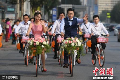 2017年9月9日，沈阳，共享单车编队迎娶新娘，别样婚礼吸引路人眼球。图片来源：视觉中国