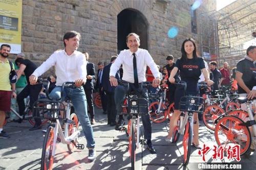 佛罗伦萨市长纳德拉(左一)、米兰市长萨拉(左二)、胡玮炜在佛罗伦萨骑行共享单车。