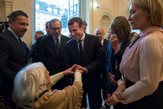 毕加索的女儿玛雅（Maya Picasso）及其儿女迎接前来参观的法国总统埃马纽埃尔·马克龙（Emmanuel Macron）