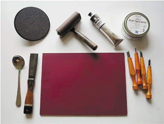 工具和材料：木刻刀、橡胶滚筒、拓磨工具、油墨、纸张