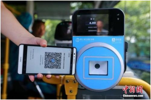 2016年8月16日，浙江省杭州市，民众搭公交没带公交卡和零钱，可以刷支付宝乘坐。<a target='_blank' href='http://www.chinanews.com/'>中新社</a>发 许康平 摄