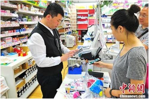 2017年7月3日，在东京著名繁华街区涩谷的一家商店内，顾客尝试用来自中国企业的“扫码支付”付款。 <a target='_blank' href='http://www.chinanews.com/'>中新社</a>记者 吕少威 摄