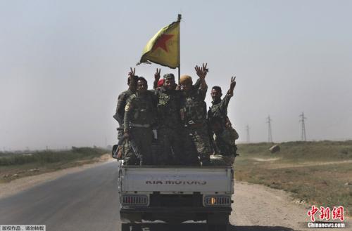 对抗IS的叙利亚民兵7月攻入拉卡市后于车上举手庆功。 