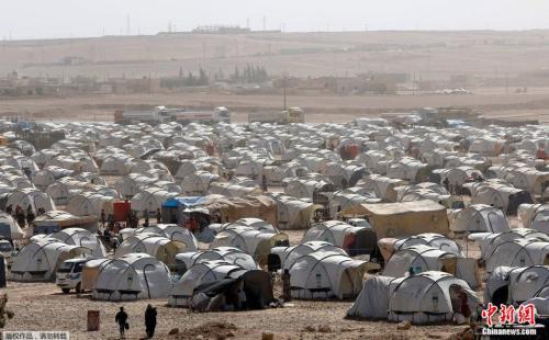 联军与IS的战斗让许多叙利亚人流离失所，图为拉卡北方约50公里的安伊萨难民营。