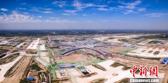 10月16日，北京新机场建设指挥部发布消息称，新机场力争于2017年底实现封顶封围，全部工程计划于2019年7月竣工，并于10月试运行。图为建设中的北京新机场航拍图。北京新机场建设指挥部供图