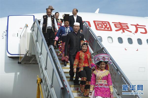 10月16日，来自云南省的党的十九大代表乘飞机抵达首都国际机场。