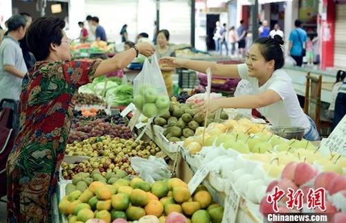 资料图：图为农贸市场内民众正在购买水果。<a target='_blank' href='http://www.chinanews.com/'>中新社</a>记者 刘忠俊 摄