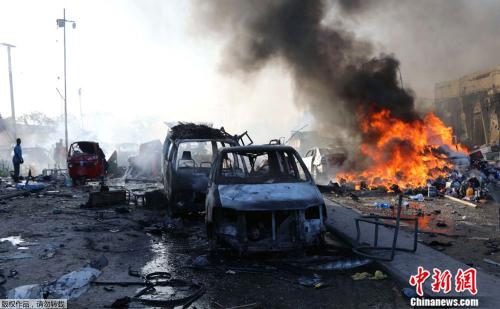 当地时间10月14日，索马里首都摩加迪沙KM5路口发生汽车炸弹袭击事件。