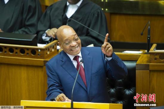 当地时间2月12日，南非开普敦，南非总统祖玛在议会发表国情咨文，在演说期间，遭到反对党经济自由战士党议员打断，引发骚乱。图为南非总统祖玛正在发表国情咨文。
