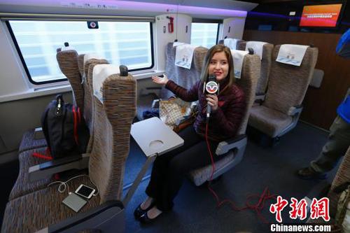 中外记者乘“复兴号”前往天津“一日游”