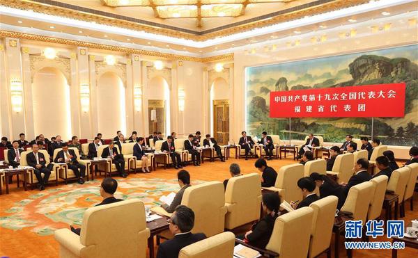 　10月19日，十九大部分代表团讨论向中外记者开放。这是福建省代表团在讨论。