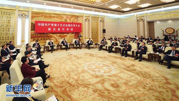 10月19日，十九大部分代表团讨论向中外记者开放。这是湖北省代表团在讨论。
