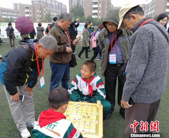 海外华校校董在山西河津中学观看学生下象棋。　杨杰英 摄
