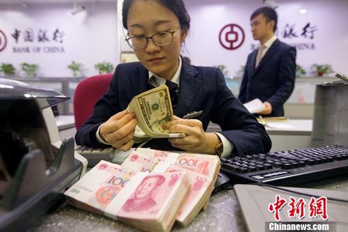 10月10日，山西太原，银行工作人员正在清点货币。当日，来自中国外汇交易中心的数据显示，人民币对美元汇率中间价报6.6273，较前一交易日上涨220个基点。<a target='_blank' href='http://www.chinanews.com/'>中新社</a>记者 张云 摄