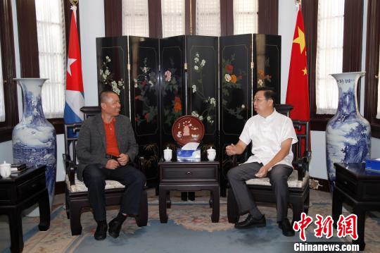 中国侨网图为中国驻古巴大使陈曦（右）向夏春平介绍古巴社会经济发展情况。　余瑞冬　摄