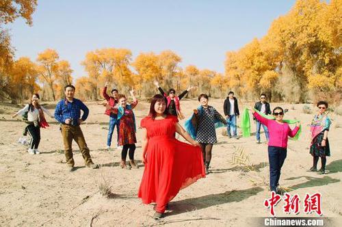10月21日，新疆尉犁县塔里木河沿岸胡杨林树进入深秋赏景季，吸引大批游客到访。　杨厚伟 摄