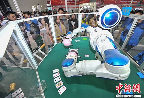 可以玩扑克牌的双臂机器人吸引众多参观者。 <a target='_blank' href='http://www.chinanews.com/'>中新社</a>记者 张畅 摄
