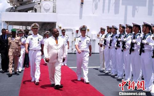 中国侨网当地时间10月7日，加蓬总统邦戈检阅中国海军和平方舟医院船水兵仪仗队。　江山　摄