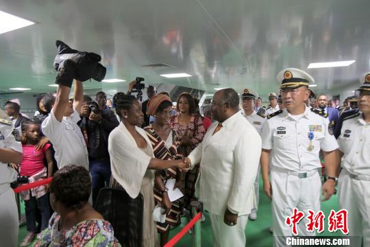 在中国海军和平方舟医院船，加蓬总统邦戈与排队挂号的加蓬民众亲切握手。　刘洋 摄