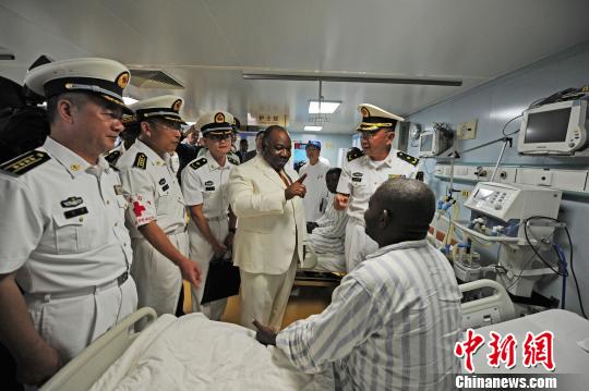 在中国海军和平方舟医院船，加蓬总统邦戈询问白内障患者术后的诊疗效果。　江山 摄
