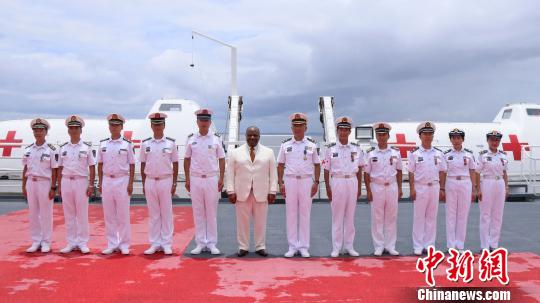 加蓬总统邦戈与获得加蓬国家荣誉勋章的11名中国海军和平方舟医院船官兵合影留念。　刘洋 摄