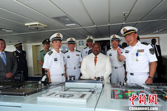 加蓬总统邦戈参观中国海军和平方舟医院船驾驶室。　江山 摄