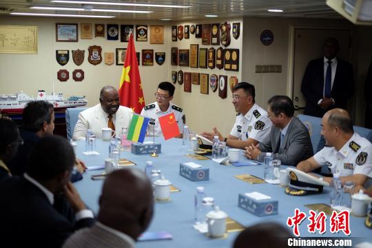 在中国海军和平方舟医院船会议室，加蓬总统邦戈观看了和平方舟宣传介绍片，并与任务指挥所领导进行会谈。　江山 摄