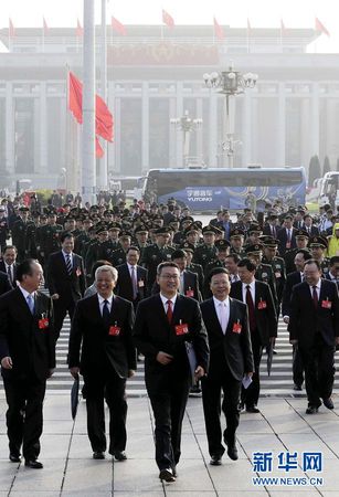 10月24日，中国共产党第十九次全国代表大会在北京人民大会堂举行闭幕会。这是代表步入会场。