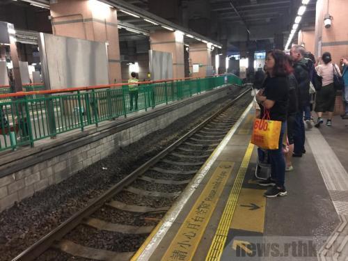 一名巴基斯坦籍男子涉嫌日前在香港元朗轻铁站，将一名清洁女工推落路轨，案件押后至12月18日再审。图片来源：香港电台网站。(谢馨怡摄)