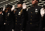 纽约400多名警校学员参加毕业典礼 相拥庆祝