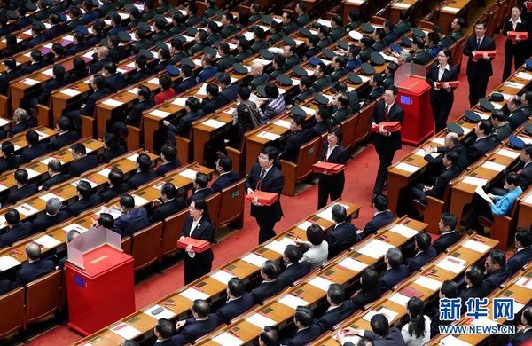10月24日，中国共产党第十九次全国代表大会闭幕会在北京人民大会堂举行。这是工作人员在发选票。