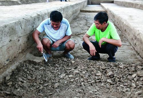 联合考古队在容城县南阳村考古，发掘古燕国城墙遗址。 摄影/刘向阳