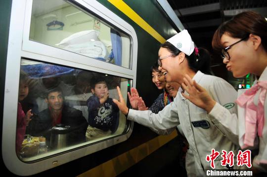 记者24日从中国红十字基金会获悉，由中国红十字会发起的“一带一路”大病患儿人道救助计划蒙古国行动取得阶段性成果。图为中方医务人员为首批来华治疗的12名蒙古国先心病患儿送行。　牛宏超 摄