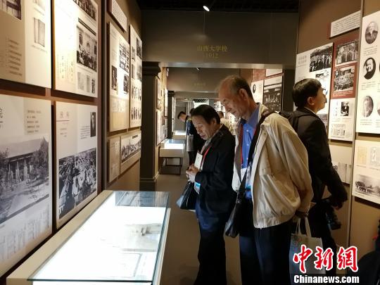 中国侨网海外华教代表参观山西大学展览馆。　杨杰英　摄