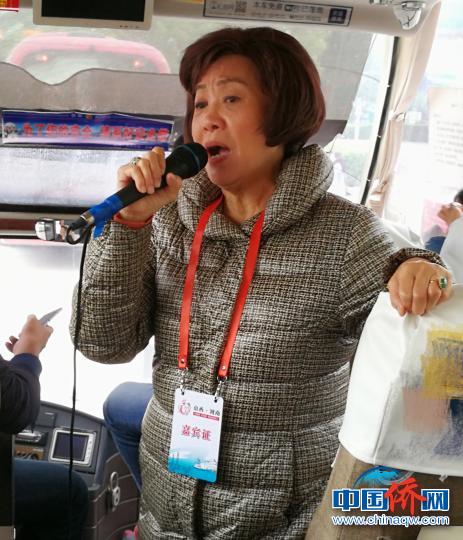 中国侨网泰国华文民校协会副主席何韵唱起华文歌曲《乡愁》，勾起了车上近40位海外华教代表心中的那份“乡愁”，不少人眼泛泪光轻声跟着和。　杨杰英　摄