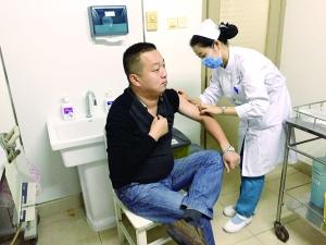 在空军总医院里，陈方俊在做术前检查。