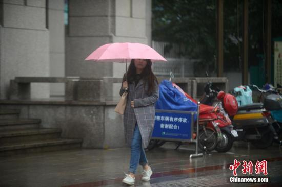 资料图：江苏省一市民穿秋装出行。孟德龙 摄