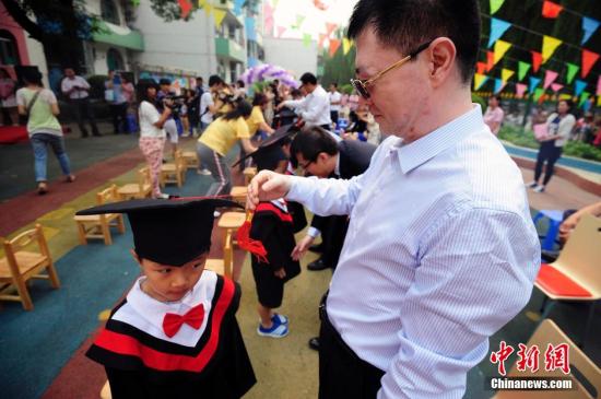 资料图：山西太原一幼儿园的孩子们穿上学士服参加毕业典礼。<a target='_blank' href='http://www.chinanews.com/'>中新社</a>发 张云 摄
