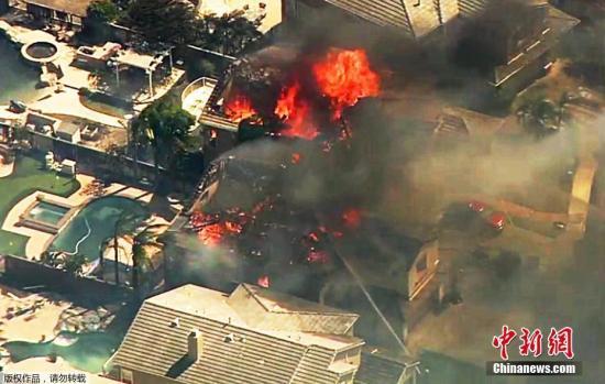 资料图：自10月8日晚间起，美国加州北部酒乡纳帕、索诺玛多地遭遇至少14场野火，多处住宅楼宇被烧毁。