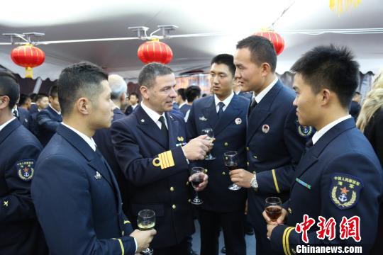 甲板招待会上实习学员与意海军代表交流。　赖瑜鸿 摄