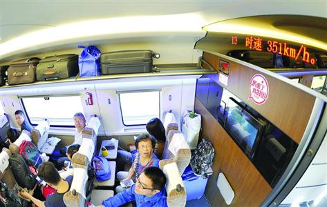 9月21日，由北京南开往上海虹桥的G1次“复兴号”动车组行驶时速至350公里。　/新华社