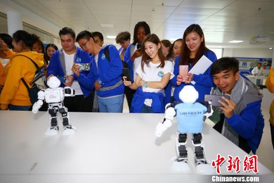 中国侨网图为营员参观机器人工厂。　王崴　摄
