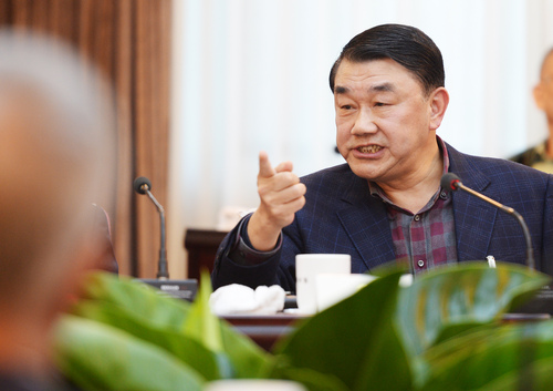 刘晓榕常委在分组讨论会上发言。