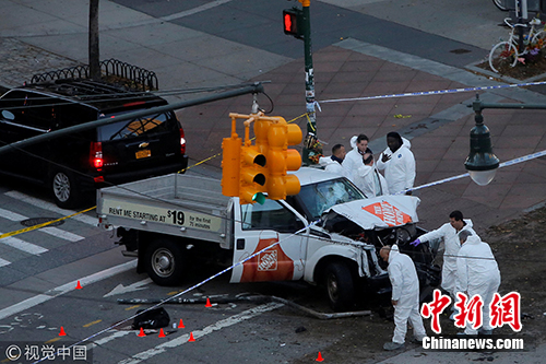 美国当地时间周二下午3点15分，在纽约下城发生枪击案，一名驾驶卡车的嫌犯突然向路边行人开枪射击。图片来源：cfp视觉中国
