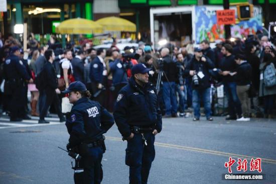 众多记者聚集在纽约曼哈顿西侧快速路卡车撞人恐怖袭击现场。 <a target='_blank' href='http://www.chinanews.com/'>中新社</a>记者 廖攀 摄