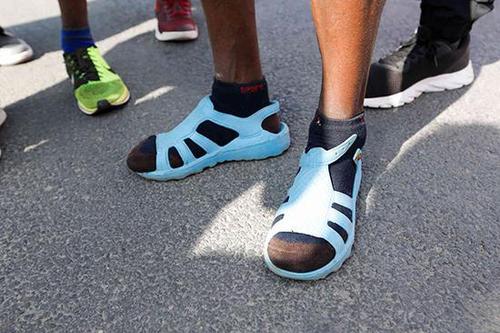 还有这种操作！非洲兄弟穿凉鞋参加嵩山马拉松夺冠