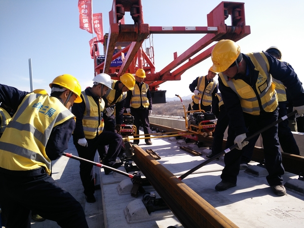 铁路工人正在京沈客专河北承德台头山段紧张施工